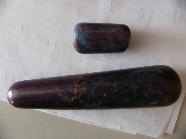 Kleiner Rubin/Cyanit und der Stab