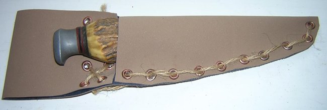 Messer mit Selbstgebastelter Scheide