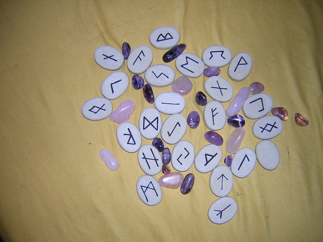 Ein Satz Runen mit Amethyst und Rosenquarz