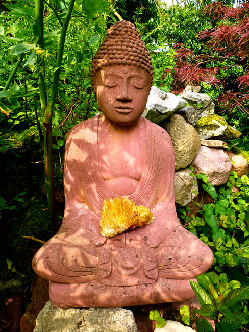 Buddha mit Honigcalcit.jpg