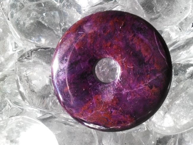 Sugilith Donut Rückseite. <br />Beide Bilder bei guter Sonne aufgenommen. <br />Ansonsten ist der Stein sehr dunkel.