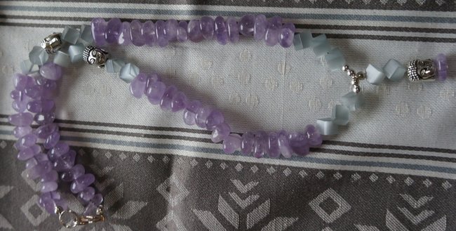 helle Amethyst-Nuggets mit Cateye-Würfeln und Buddha-Köpfen aus Metall