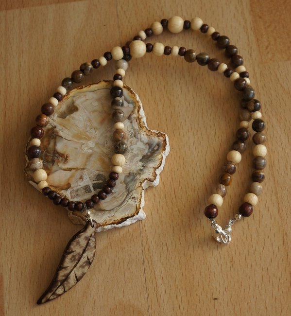 versteinertes Holz, Buchenholzperlchen und Anhänger aus Kokosschale