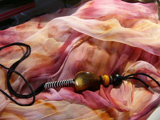 Bernstein auf Seidenband mit Onyx Kugel ,Tigerauge Donat und Bernstein Rondelle