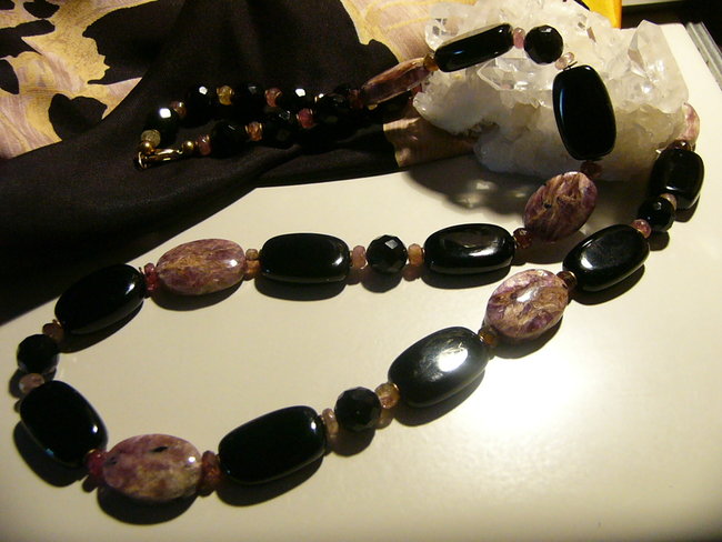 Onyx mit Charoit und paar Reste kleine Turmaline