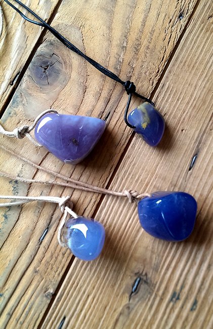Chalcedon blau und violett