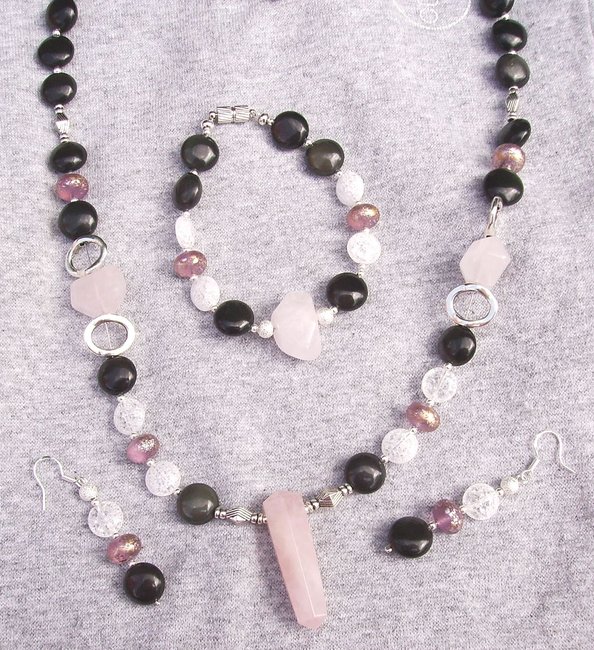 IMG_3375.JPG (711.47 KiB) 1834 mal betrachtet Regenbogenobsidian - Rosenquarz - Bergkristall