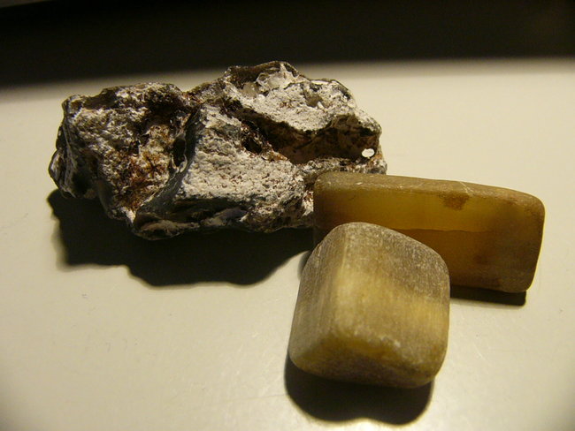 Hühnergott und zwei Ostseejade/ Faserkalk