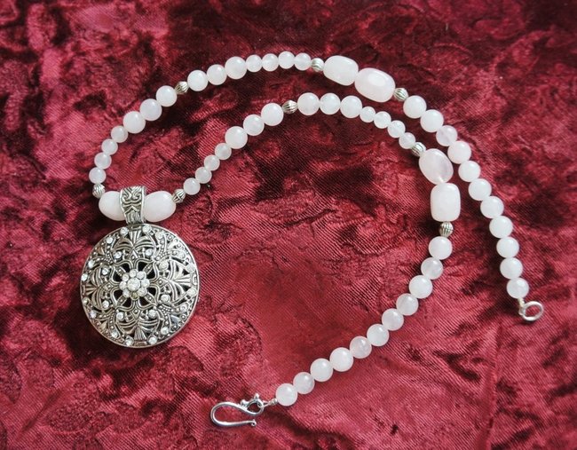 Kette aus Rosenquarz mit großem kitschigen ;-) Anhänger