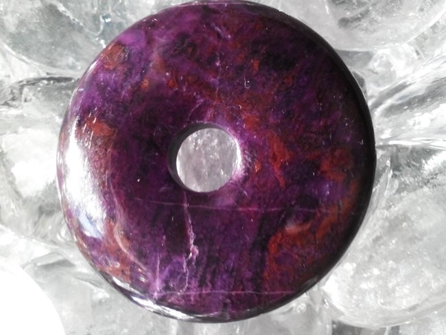 Sugilith Donut, 40mm, starkes Sonnenlicht