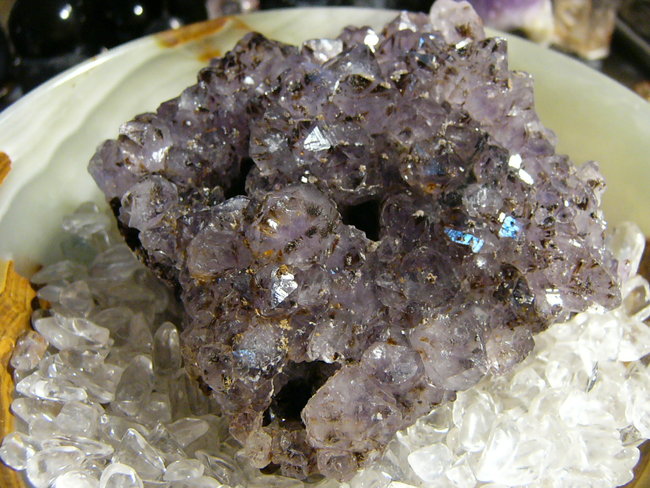 Kakoxenitstufe, Amethyst mit Goethit.Die Oberseite