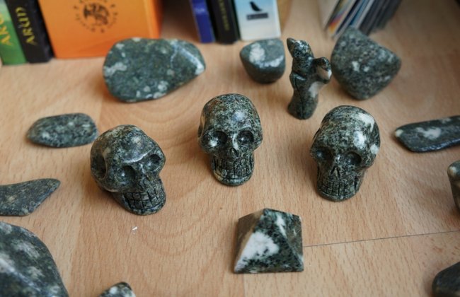 Der Preseli-Kreis wächst und wächst... Die drei Herren - Tybalt, Taliesin und Armeth - warten schon gespannt auf das Päckchen aus England, das nochmal Verstärkung bringen wird.