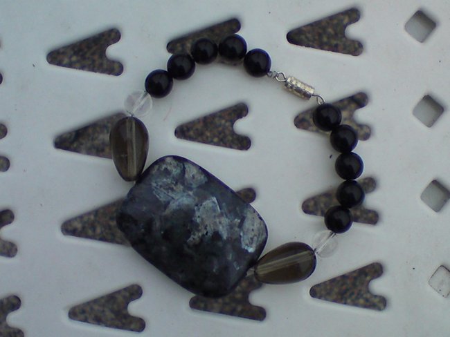 Armband mit Larvikit und Onyx (?) Perlen