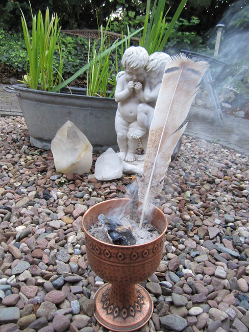 ein Stück Kohle aus dem Feuer für den Räucherkelch