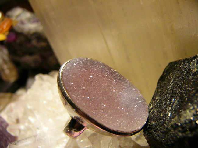 Ring mit rosa Chalcedon Druse