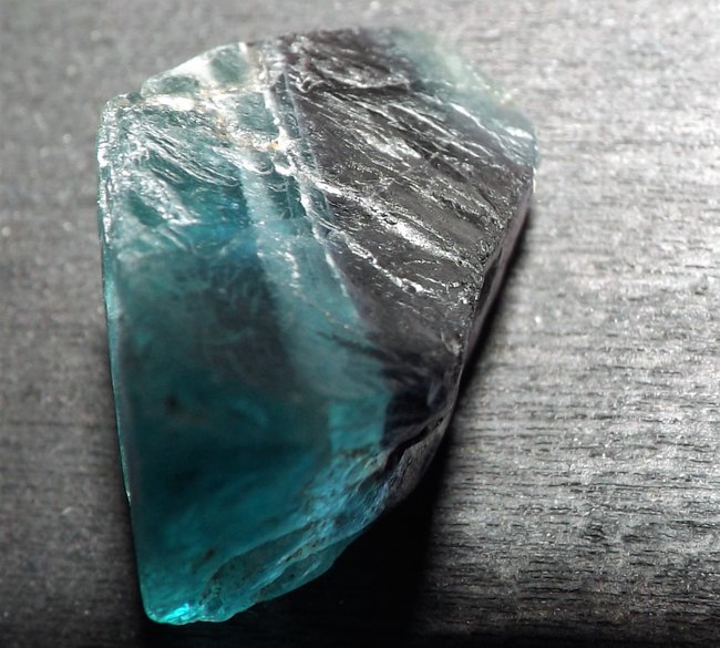 es hat 3 farben blau-grün, weiss, lila