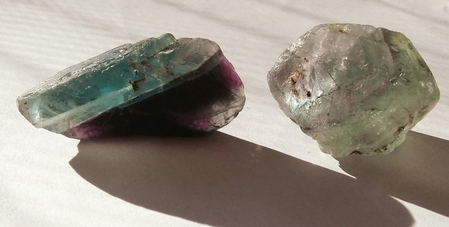 Rechts ist ein Fluoritstein