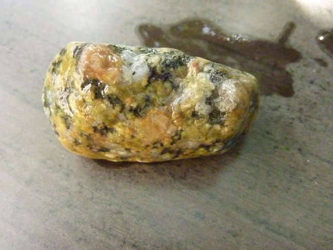 Granit mit Feldfpatkristall.JPG