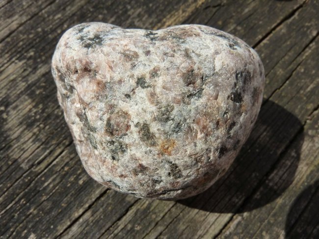 wahrscheinlich Smaland Granit1 Travemünde Apr 15.JPG