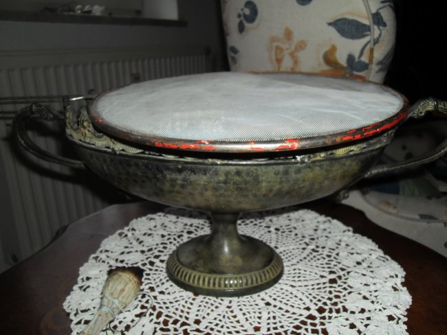 PICT0327pfannenspritzschutz.jpg (211.01 KiB) 7011 mal betrachtet Schale mit Pfannenspritzschutz-Sieb