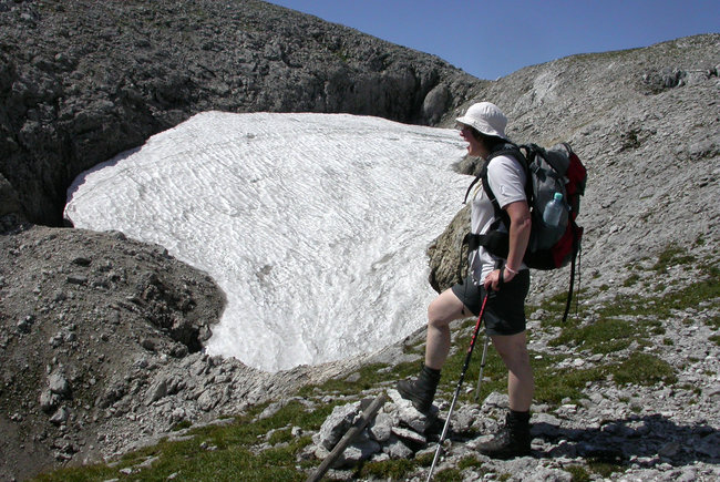 Altschnee in einer Doline