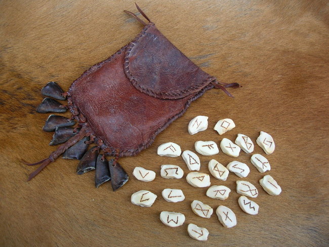 Runenorakel Knochen.jpg