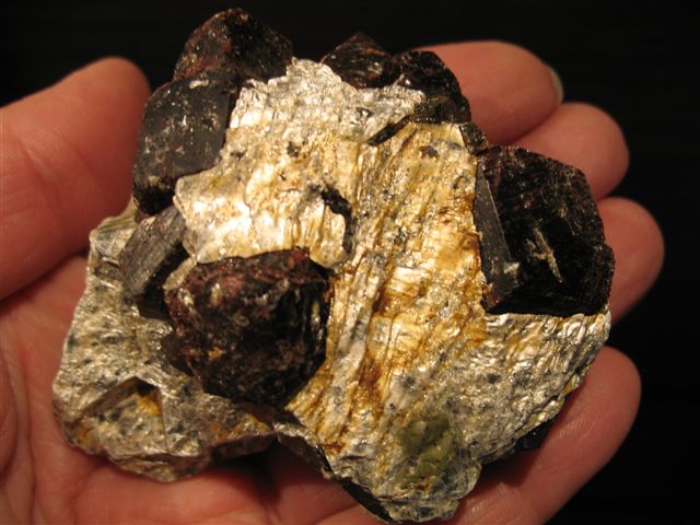 Granat (in Matrix).JPG