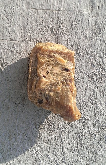 Cremiger, blauer Bernstein