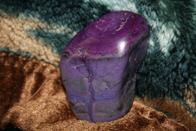 Sugilith-Richterit, Gedankenstein.jpg