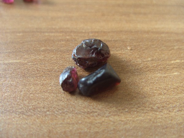 dunkelrot, leicht violettstichig (vielleicht Almandin oder Pyrop?)