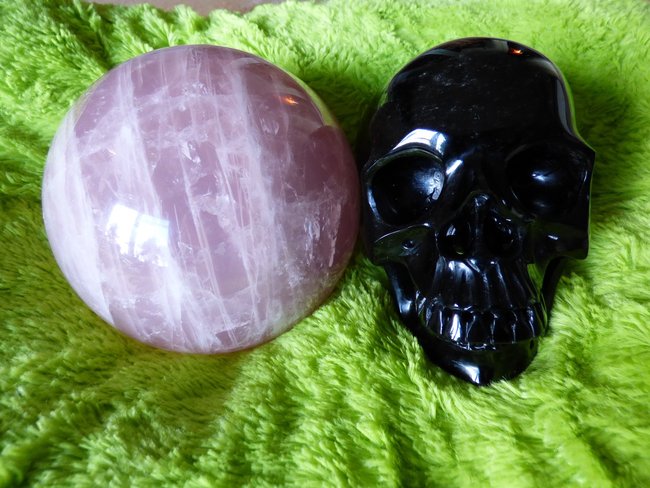 Bahri mit der RosenquarzKugel von Moni