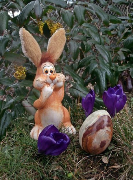 Osterhase mit Achat- Ei