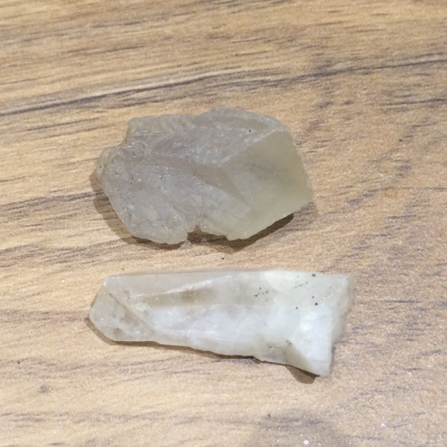 2 helle kristallartige Steine mit Bergkristallähnliche Formen