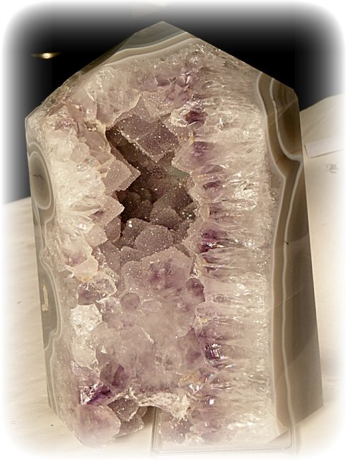 Achat Obelisk mit Amethystgeode 1J