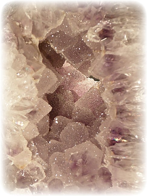 Achat Obelisk mit Amethystgeode 1m Ausschnitt von der glitzernden Geode