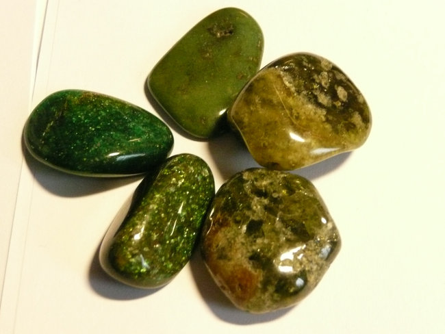 die drei linken Steine könnten glatt Aventurine sein, aber die beiden rechts sind eher gelb-braun und durchscheinend