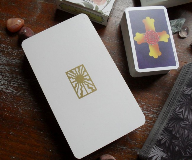 Riderzweimal.jpg (119.37 KiB) 17083 mal betrachtet Zwei Ausgaben des Rider-Tarot
