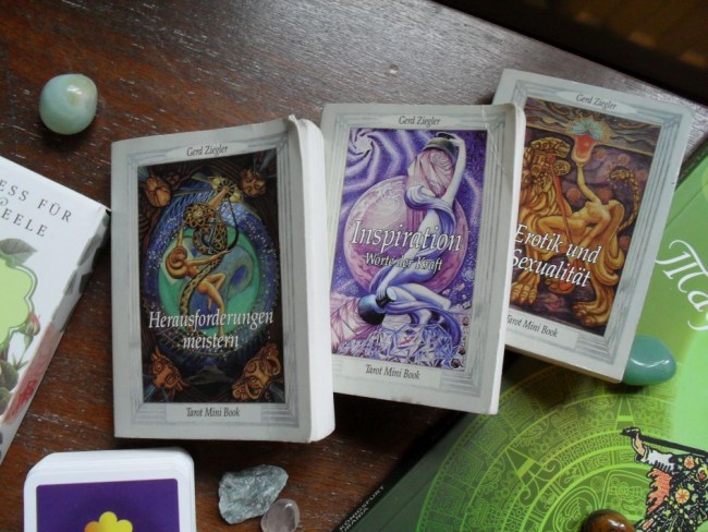 Drei kleine, Motive stammen aus dem Thot-Tarot