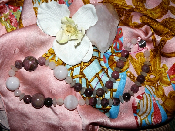 Rhodonit mit Rosenquarz und Bergkristall matte Linsen