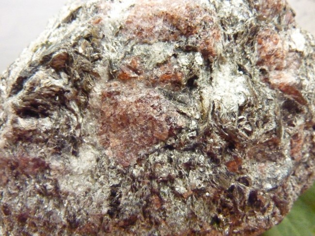 Almandin in Glimmerschiefer (3).JPG
