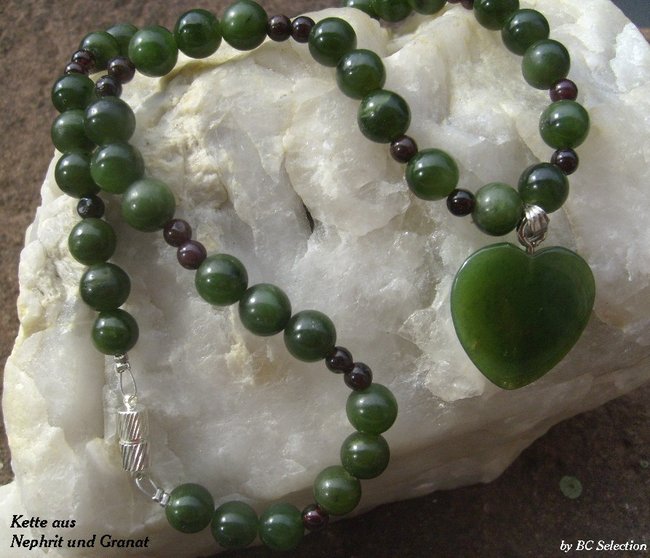 nephrit kette mit granat001.jpg