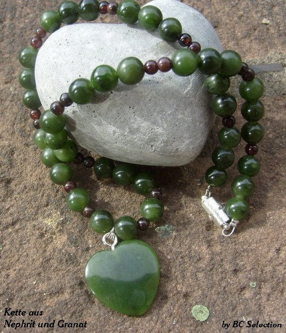 nephrit kette mit granat005.jpg