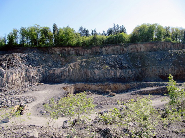 Basaltsteinbruch Üdersdorf Vulkaneifel.jpg