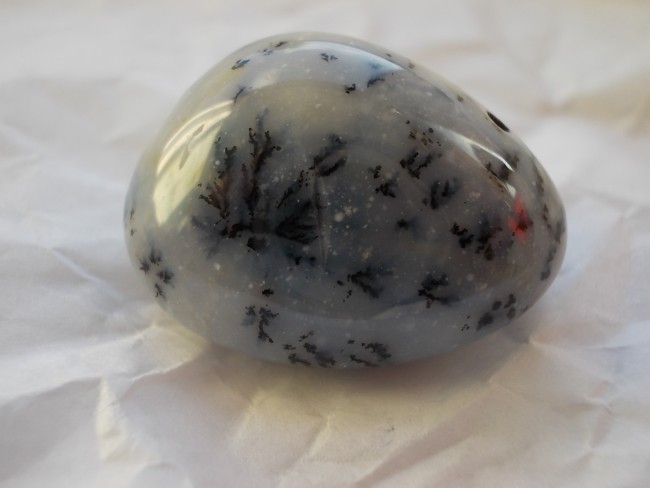 Dendritenopal (der rote Fleck gehört nicht dazu, da spiegelt sich was)