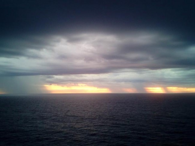 Verregneter Sonnenuntergang vor Uruguay