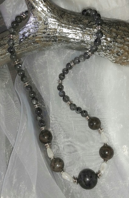 2016-12-29 13.16.23.jpg (740.37 KiB) 3317 mal betrachtet Kette aus Larvikit und Mondstein