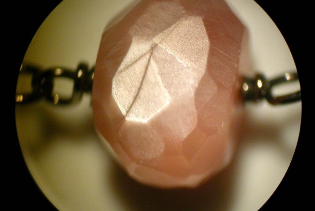 deutlicher Katzenaugeneffekt an perthitischer Entmischung