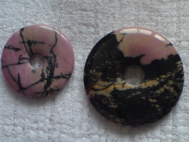 Rhodonit-Dunuts.jpg (123.38 KiB) 19258 mal betrachtet Zwei Donuts