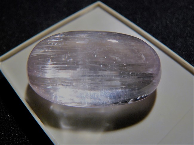 Kunzit Cabochon geschliffen