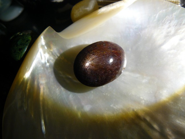 Rubin cabochon geschlffen